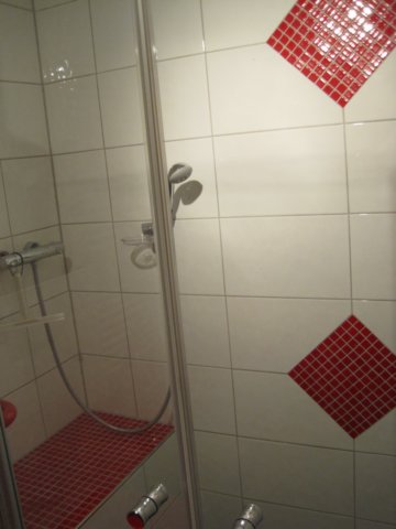 Dusche mit Sitzgelegenheit